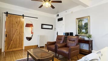 Romantic Suite, 1 King Bed (Antique) | Living area | 32-inch flat-screen TV with digital channels, TV, streaming services