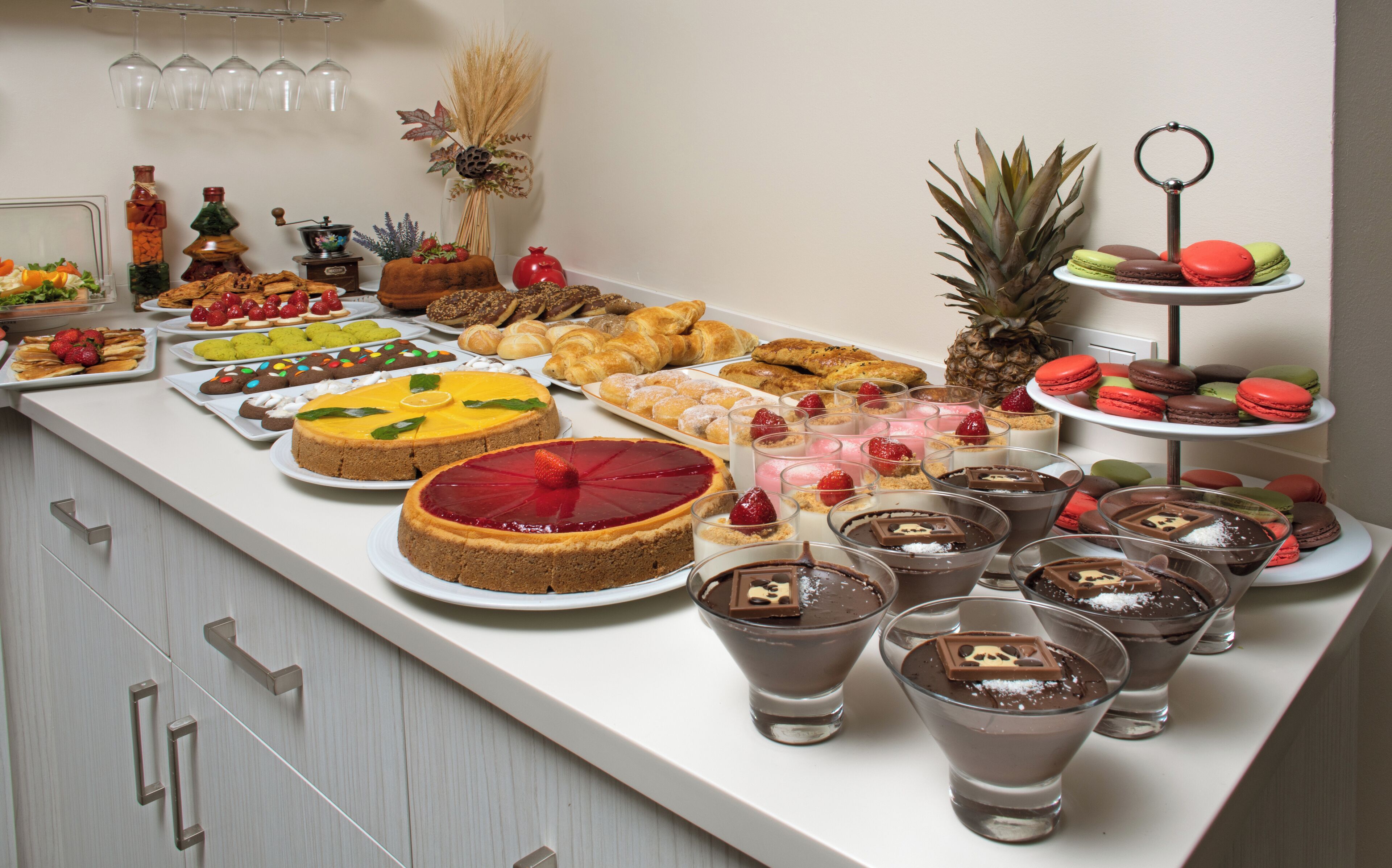 Ein Buffet mit verschiedenen Desserts und Getränken.
