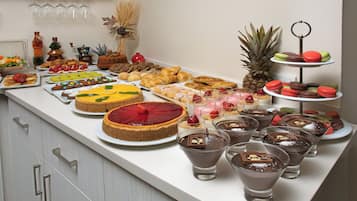 Ein Buffet mit verschiedenen Desserts und Getränken.