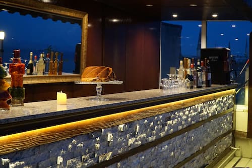 Ocean views, serves breakfast, lunch and dinner