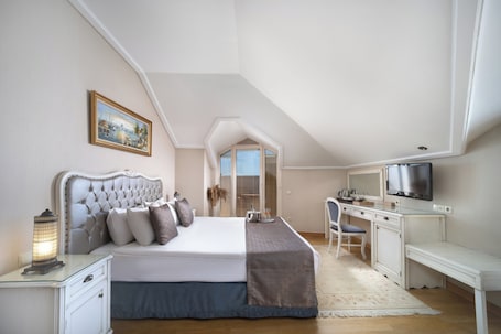 Egyptian cotton sheets, premium bedding, down comforters, minibar. Recital Hotel