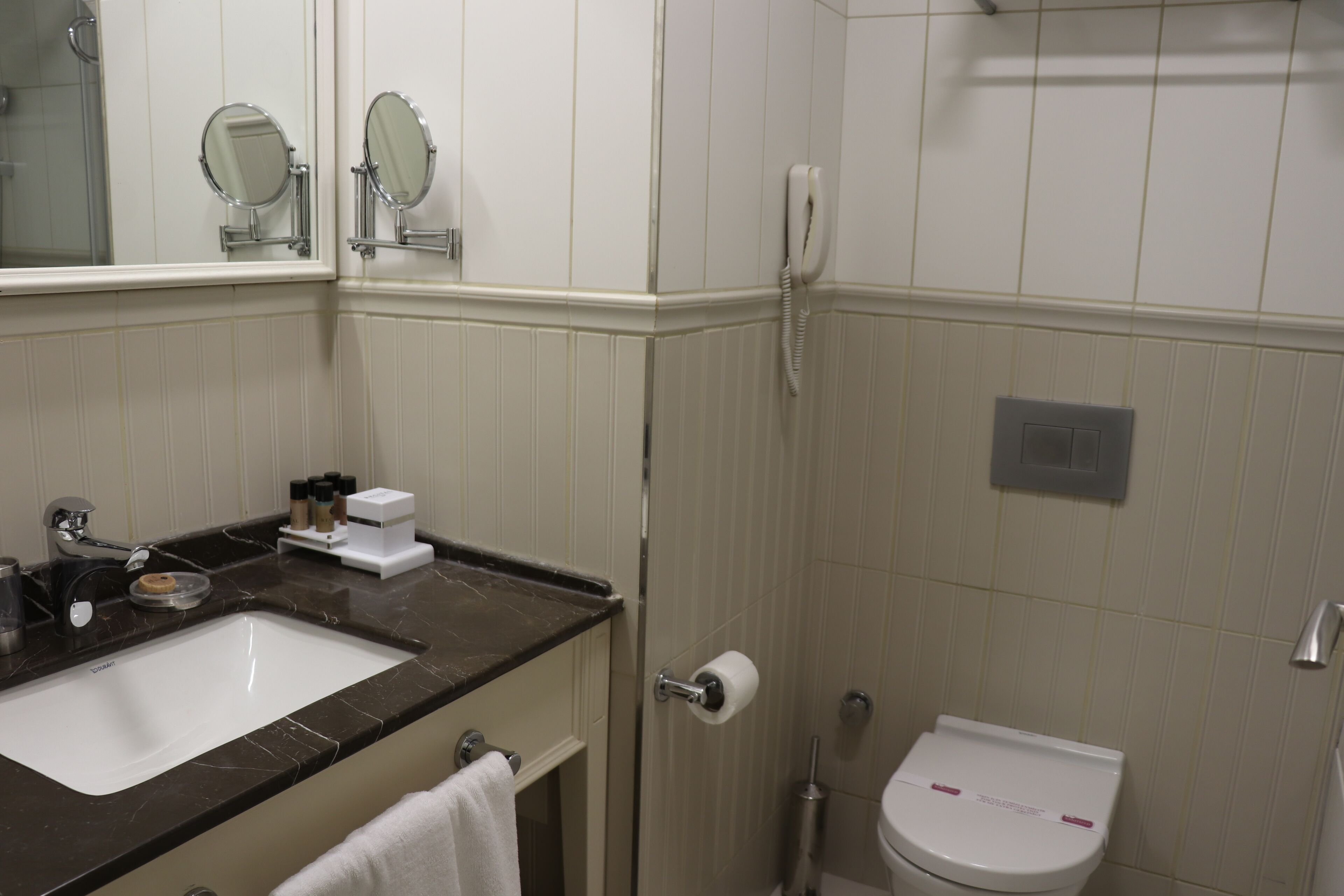 Un baño con lavabo, espejo, inodoro y ducha.