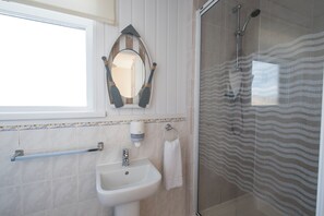 Shower, hair dryer, towels - The Lugger Inn (Penzance)