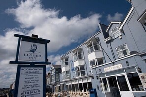 L’entrée d’un hôtel, avec une enseigne indiquant « Lugg Inn », signalant qu’il propose des hébergements et un restaurant servant des thés de l’après-midi et assurant le service de restauration pour les événements.
