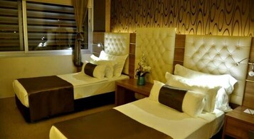 Kahden hengen huone (yksi tai kaksi sänkyä) | Ylelliset vuodevaatteet, minibaari, tallelokero huoneessa, työpöytä