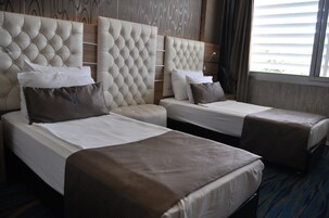 Kaliteli yatak takımı, minibar, odada kasa, masa 