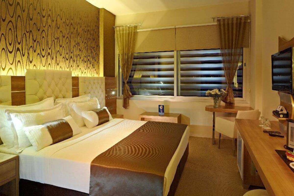 Luxe beddengoed, een minibar, een kluis op de kamer, een bureau