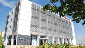 Un edificio moderno con un letrero que dice 'Airport Hotel'.