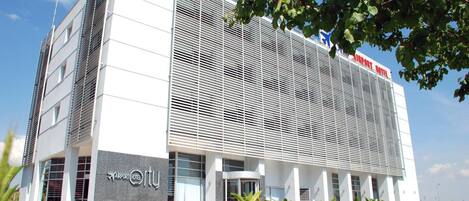 Un bâtiment moderne sur lequel on peut lire l’inscription « Hôtel de l’aéroport ».