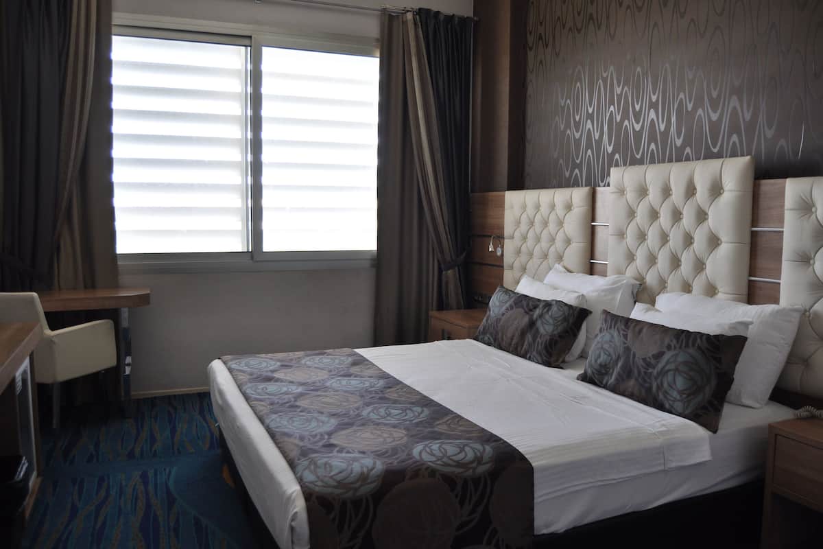 1 bedroom, premium bedding, minibar, in-room safe