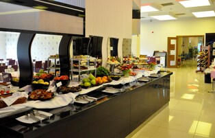 Un bufé con diferentes alimentos y bebidas.