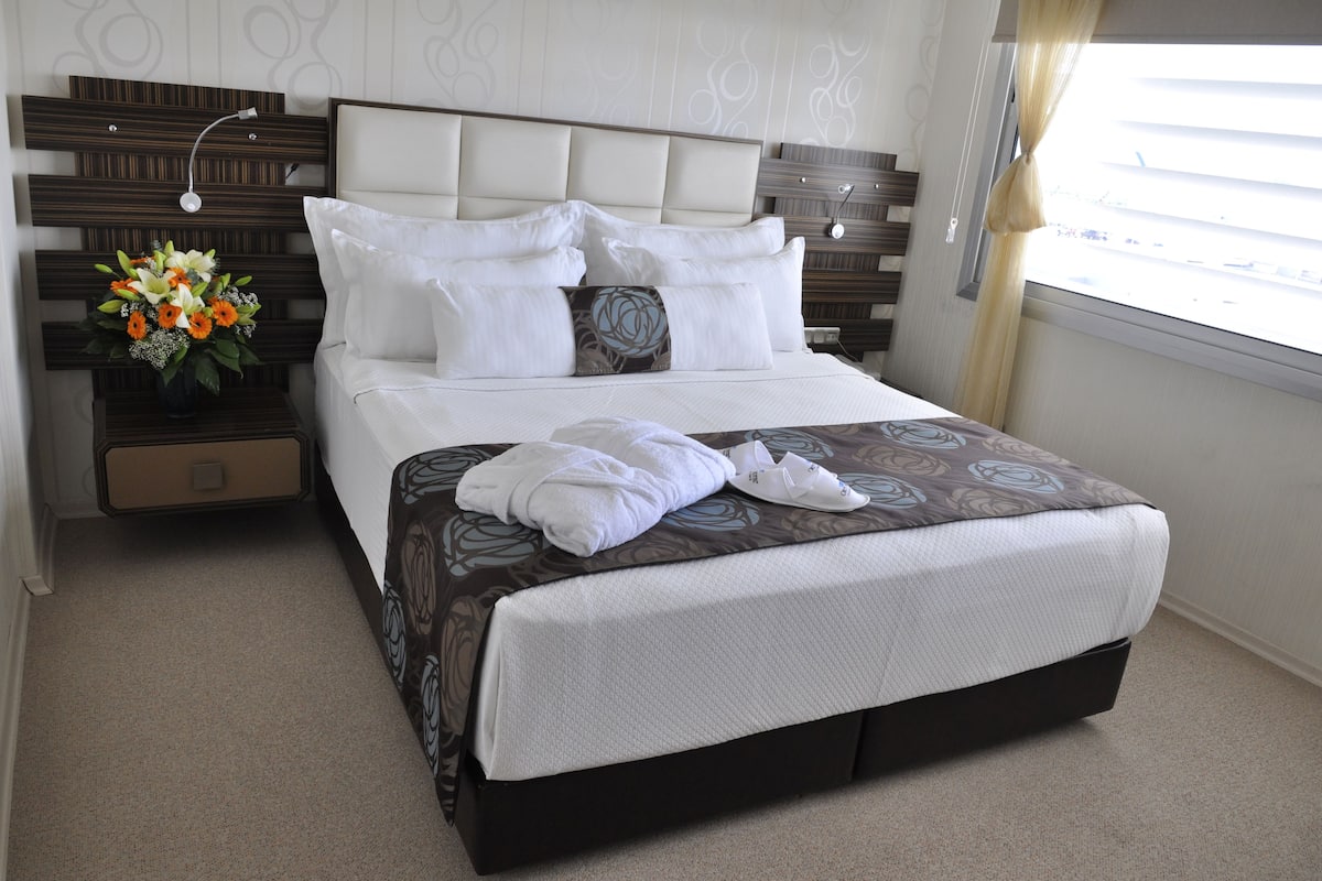 Superior Suite | 1 bedroom, premium bedding, minibar, in-room safe