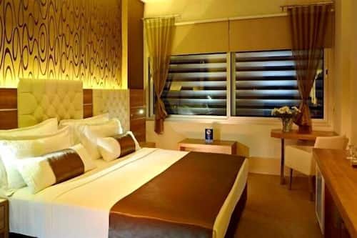 Kamer, 1 twee- of 2 eenpersoonsbedden | Luxe beddengoed, een minibar, een kluis op de kamer, een bureau