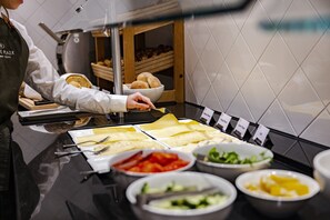Tägliches Frühstücksbuffet (25 EUR pro Person)