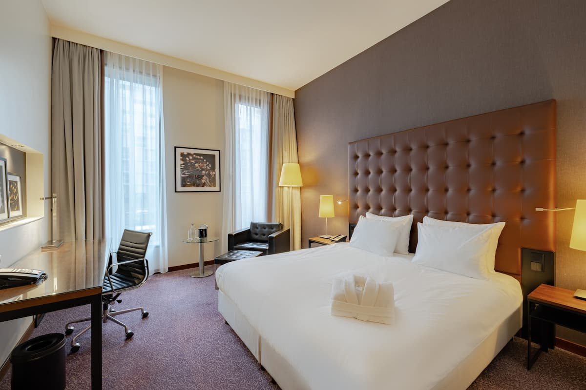 Club Room, 1 King Bed (Club Floor)