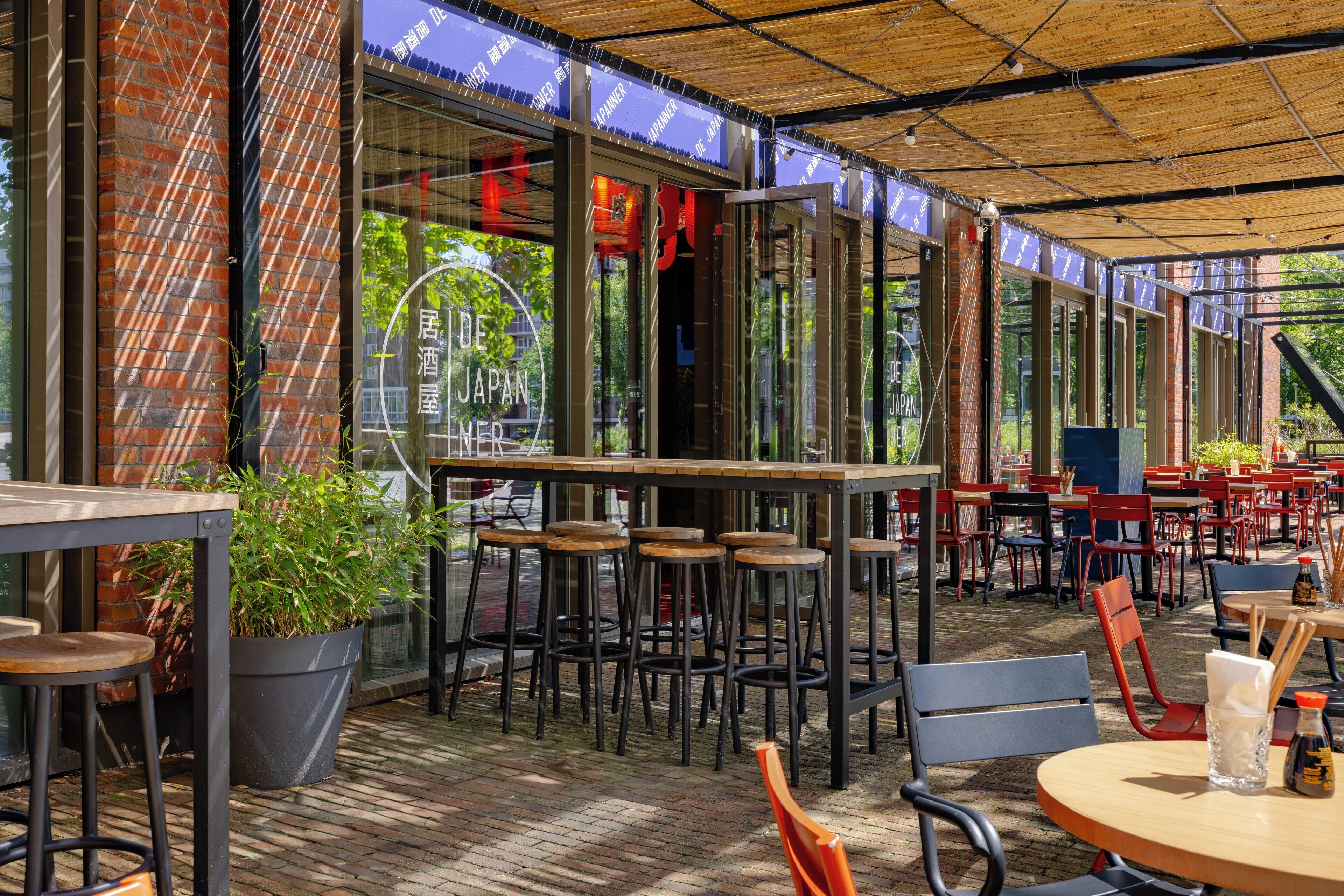 供应午餐和晚餐，日本菜