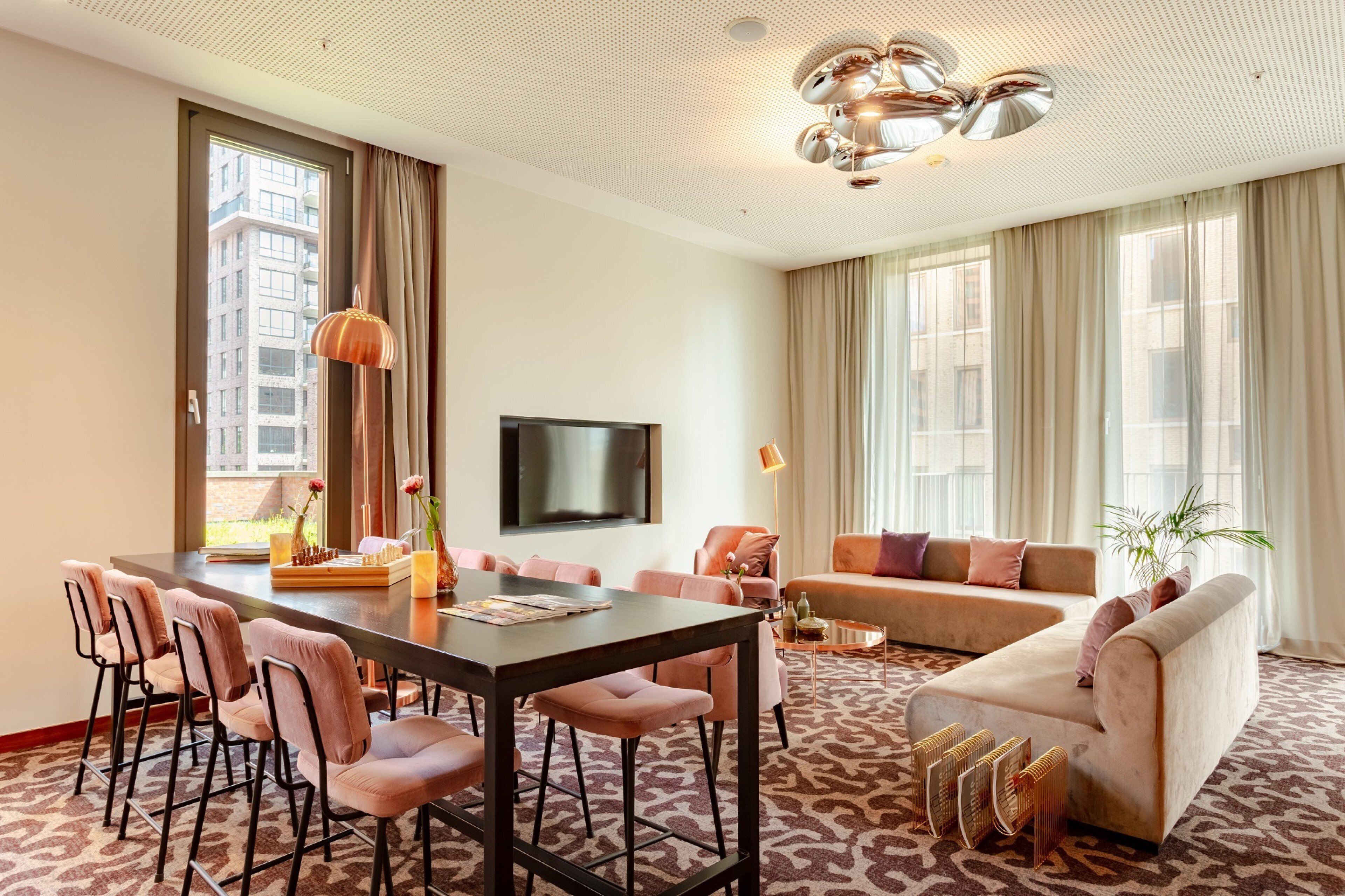 Bộ đồ giường kháng dị ứng, minibar, két bảo mật tại phòng, bàn 