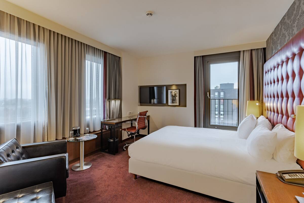Standard Room, 1 King Bed, Corner | Hypo-allergenic bedding, minibar, in-room safe, desk