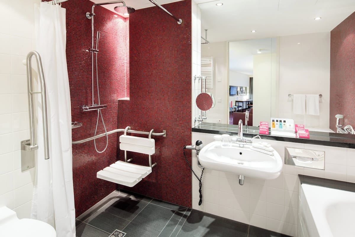 Une salle de bain moderne équipée d’une douche, d’un lavabo et de toilettes.