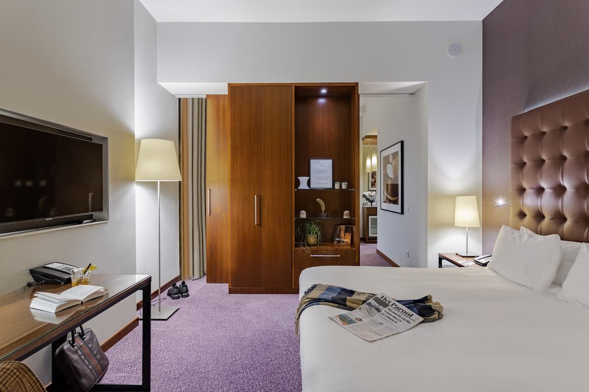 Suite Junior, 1 Tempat Tidur King | 1 kamar tidur, seprai antialergi, minibar, dan brankas