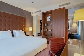 Roupas de cama antialérgicas, frigobar, cofres nos quartos, escrivaninha