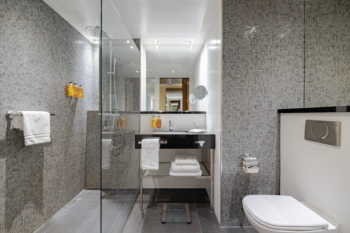 club room, 1 king bed (club floor) | bathroom | free toiletries, hair dryer, slippers, towels