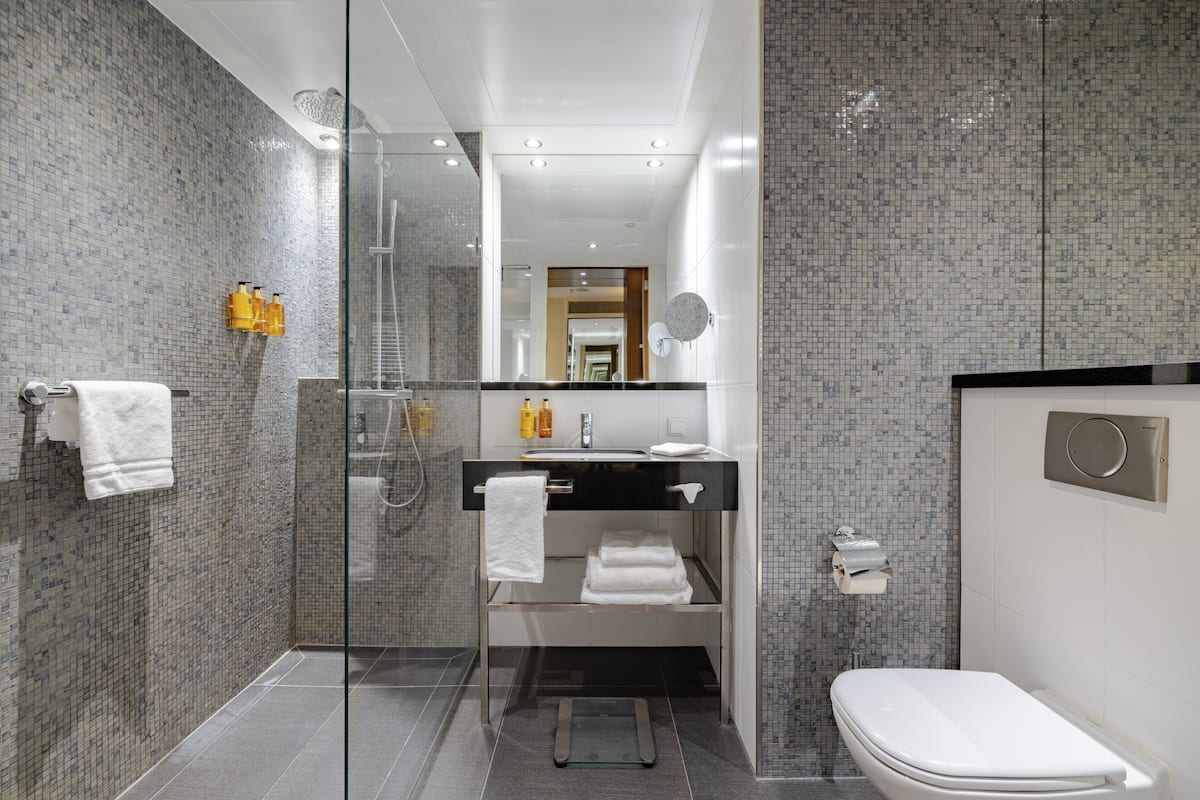 Club Room, 1 King Bed (Club Floor) | Bathroom | Free toiletries, hair dryer, slippers, towels