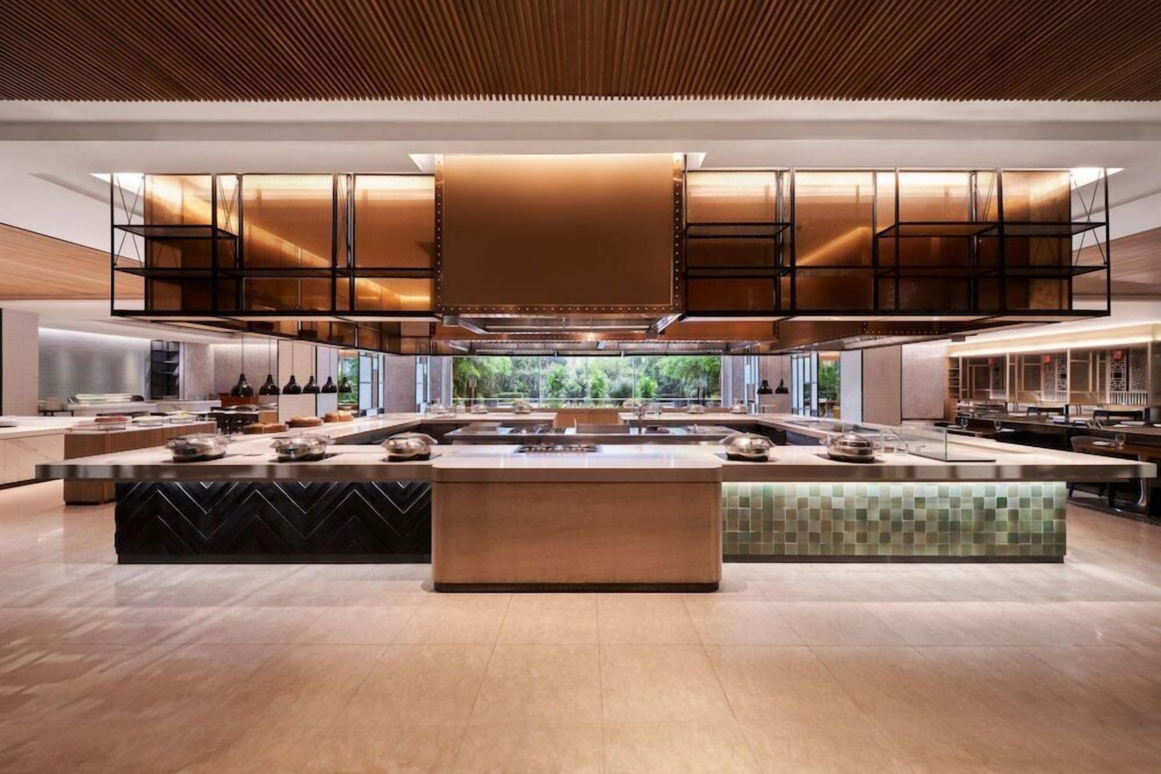 2 restaurantes, se sirven desayunos, comidas y cocina internacional