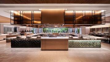 2 restaurantes, se sirven desayunos, comidas y cocina internacional