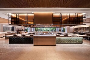 2 restaurants, breakfast, lunch, dinner served; international cuisine