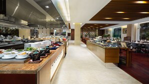 2 restaurants servant le petit déjeuner, le déjeuner et le dîner