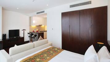 Studio, 1 King Bed, Non Smoking | Minibar, desk, laptop workspace, soundproofing