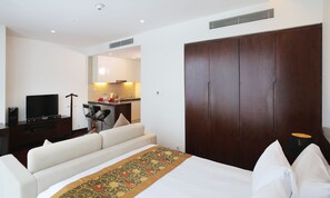 Monolocale, 1 letto king, non fumatori | Minibar, una scrivania, postazione laptop, insonorizzazione