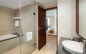 Bañera y ducha independientes, bañera profunda