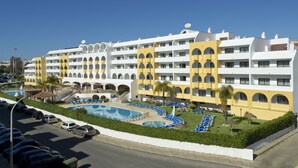 A hotel with multiple floors, a swimming pool, and a parking lot. - Paladim & Alagoamar Hotels (Albufeira)