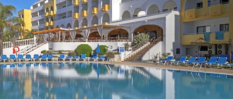 2 piscines extérieures, parasols de plage, chaises longues