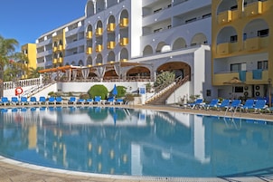 2 piscinas al aire libre, sombrillas, sillones reclinables de piscina