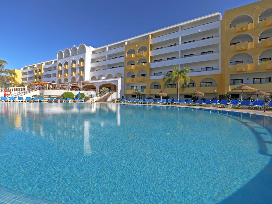 2 ulkouima-allasta, aurinkovarjoja, aurinkotuoleja