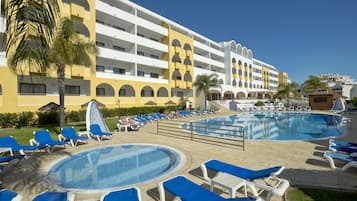 2 albercas al aire libre, sombrillas en la alberca y camastros