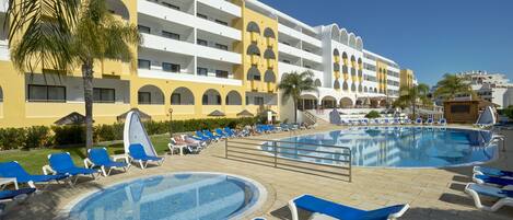 2 hồ bơi ngoài trời, dù/ô trên bãi biển/hồ bơi, ghế dài tắm nắng