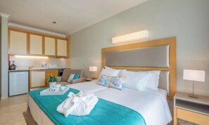 Setrika/meja setrika dan tempat tidur bayi gratis