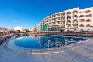 Una piscina techada, una piscina al aire libre