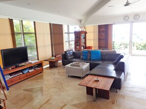 Deluxe Villa, 3 Bedrooms, Ocean View, Sea Facing | 1 bilik tidur, peralatan tempat tidur premium, peti besi dalam bilik 