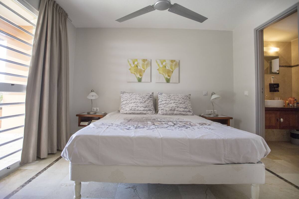 Comfort Apartment, 2 Bedrooms, Ocean View | 1 bilik tidur, peralatan tempat tidur premium, peti besi dalam bilik
