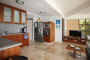 Deluxe Villa, 3 Bedrooms, Ocean View, Sea Facing | Dapur peribadi | Peti sejuk, ketuhar gelombang mikro, pembancuh kopi/teh 