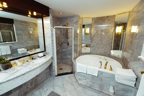 Presidential Suite | Bathroom | Bathtub, free toiletries, hair dryer, bathrobes - Rahat Palace Hotel (Almaty)