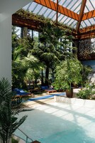 室内游泳池，07:00 至 23:00 开放，日光浴躺椅