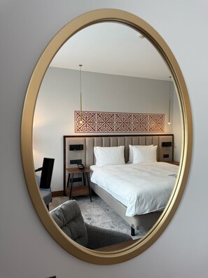 Kamar Superior | Seprai antialergi, minibar, brankas, dan meja kerja