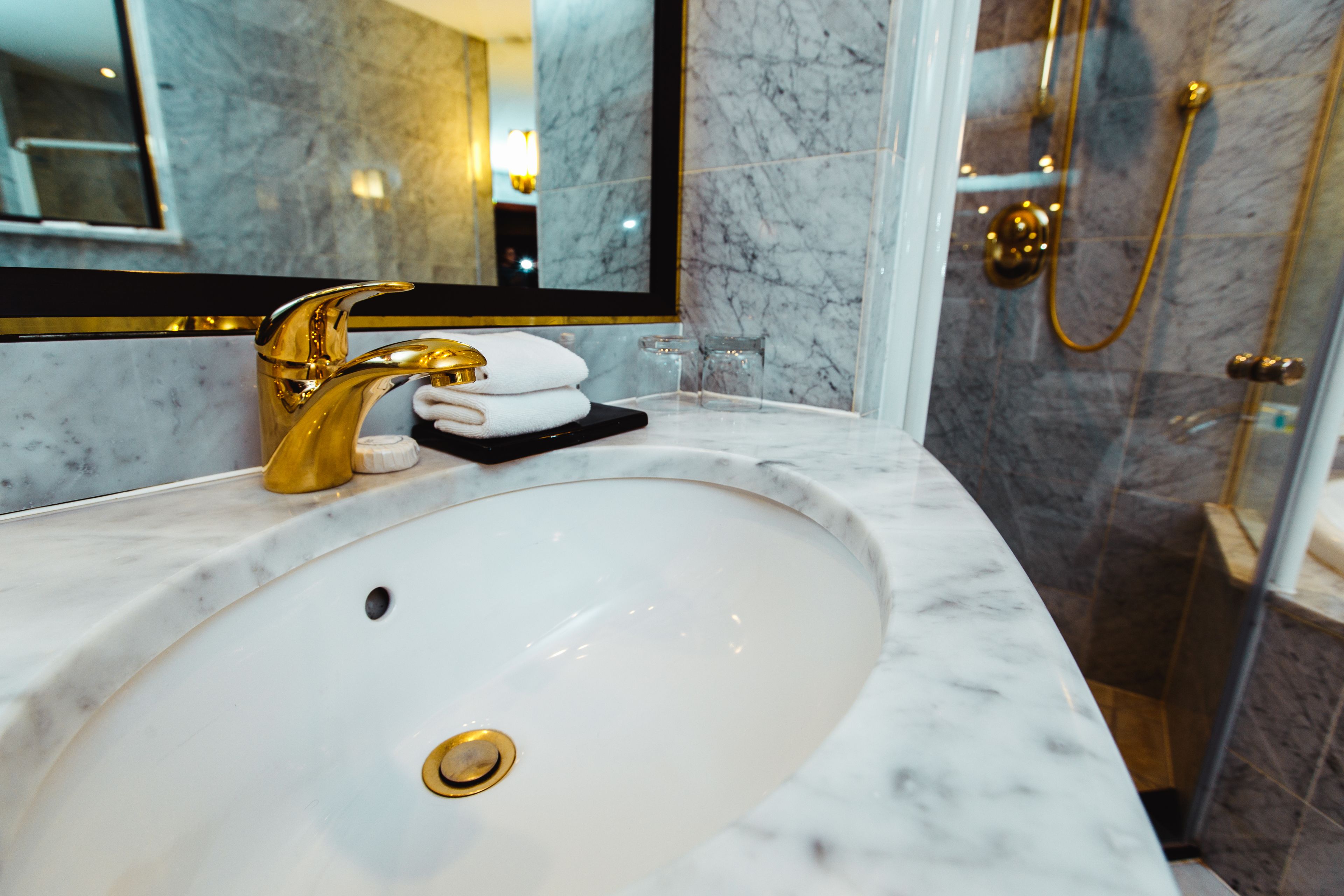 suite | bathroom sink