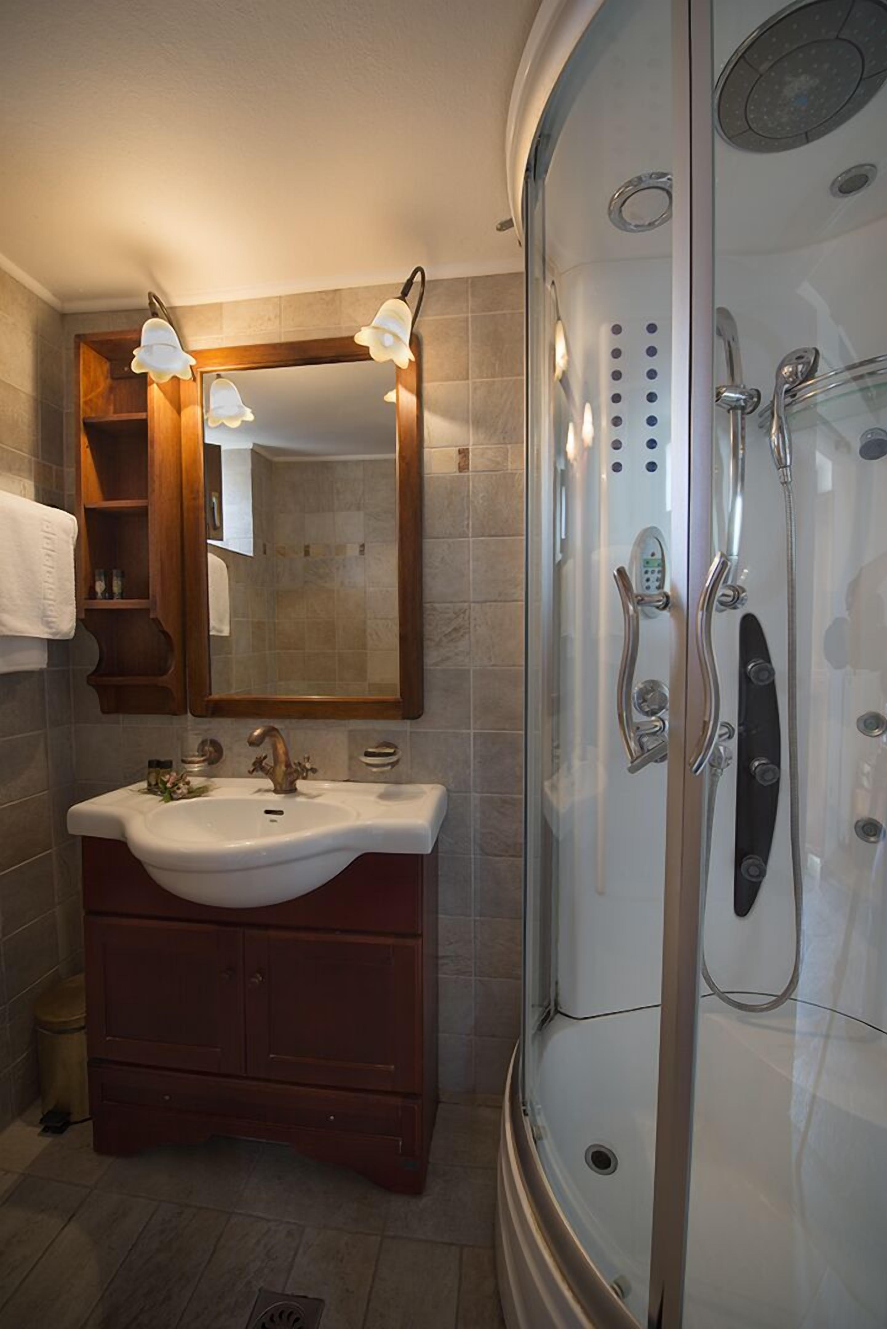 triple room, balcony, sea view | bathroom | shower, rainfall showerhead, free toiletries, hair dryer